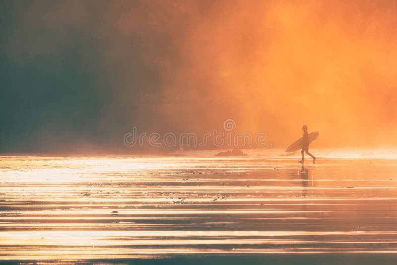 Persona que practica surf en la puesta del sol fotografía de archivo libre de regalías Persona que practica surf en la puesta del sol fotografía de archivo libre de regalías