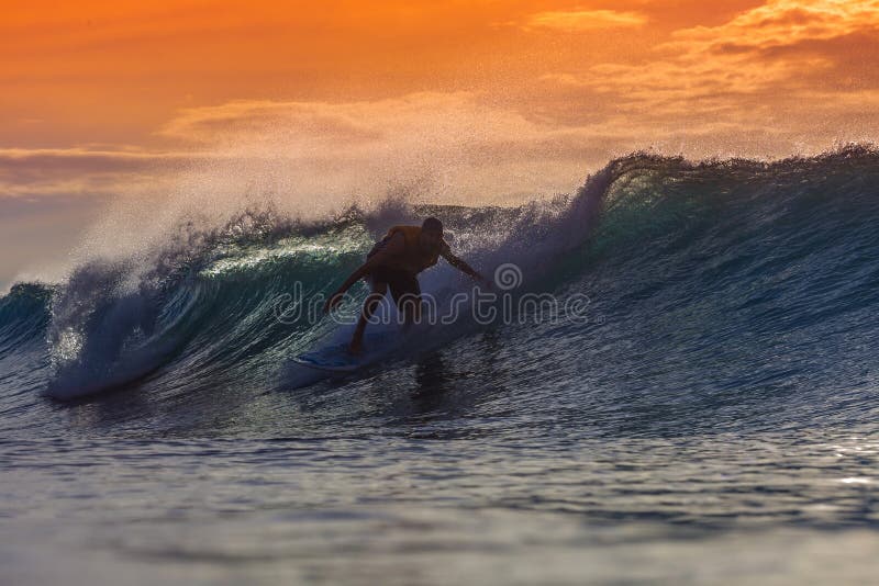 Persona que practica surf en onda asombrosa imagenes de archivo Persona que practica surf en onda asombrosa imagenes de archivo