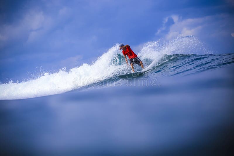 Persona que practica surf en onda azul asombrosa imágenes de archivo libres de regalías Persona que practica surf en onda azul asombrosa imágenes de archivo libres de regalías