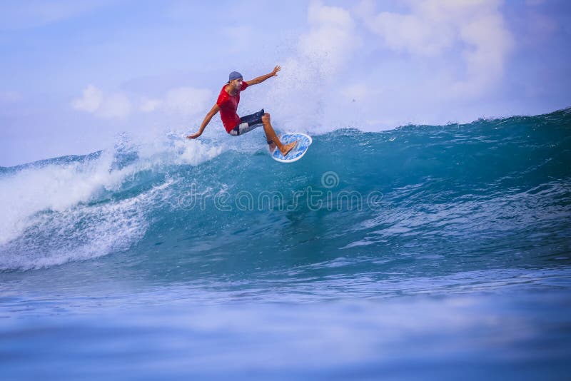 Persona que practica surf en onda azul asombrosa foto de archivo Persona que practica surf en onda azul asombrosa foto de archivo