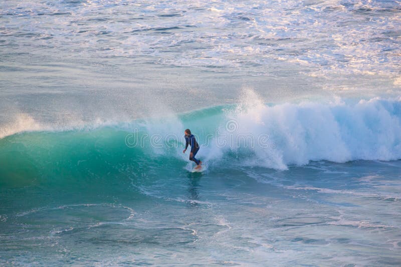 Persona que practica surf mayor que monta una onda perfecta imágenes de archivo libres de regalías Persona que practica surf mayor que monta una onda perfecta imágenes de archivo libres de regalías