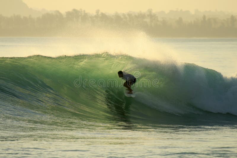 Persona que practica surf retroiluminada en el barril, Mentawai, Indonesia fotografía de archivo libre de regalías Persona que practica surf retroiluminada en el barril, Mentawai, Indonesia fotografía de archivo libre de regalías