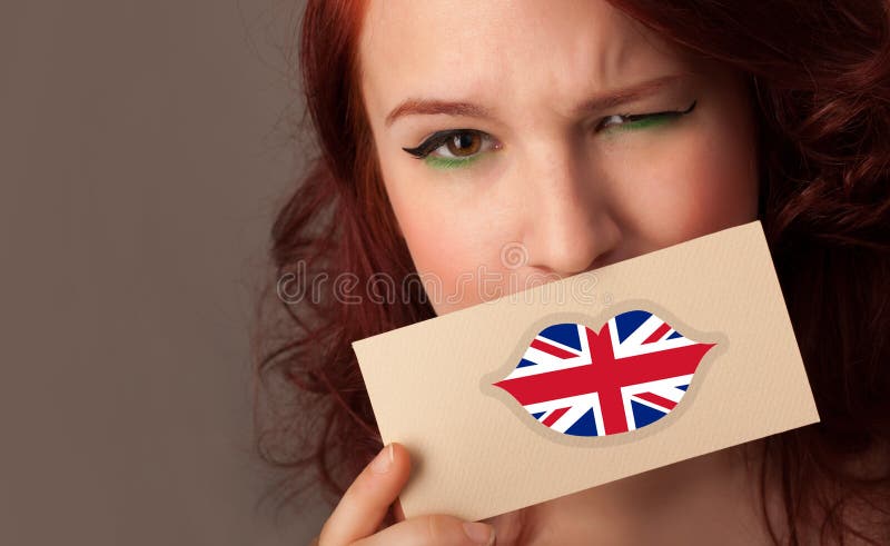 Persona que sostiene la tarjeta de la bandera de Reino Unido imagenes de archivo Persona que sostiene la tarjeta de la bandera de Reino Unido imagenes de archivo