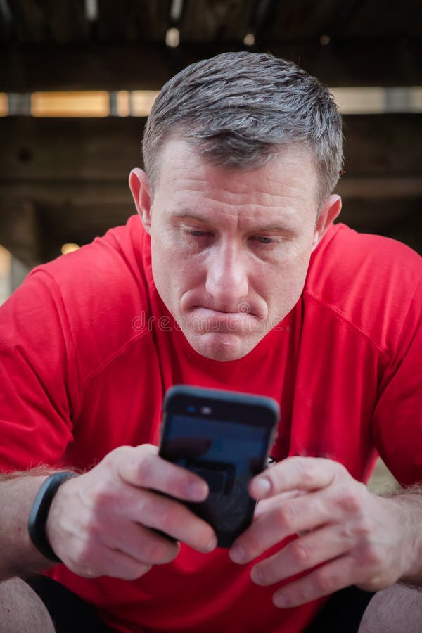 Persona que sostiene smartphone imágenes de archivo libres de regalías Persona que sostiene smartphone imágenes de archivo libres de regalías