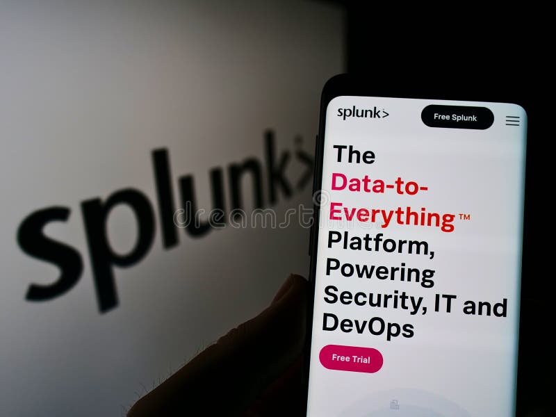Persona que tiene teléfono móvil con el sitio web de la empresa de tecnología de ee. uu. splunk inc. en pantalla delante del logoti imágenes de archivo libres de regalías