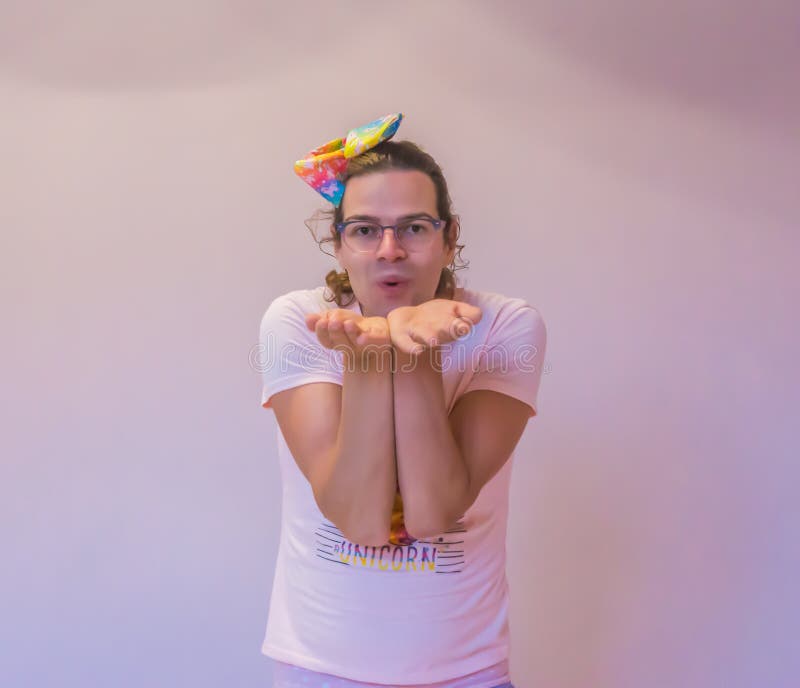 Persona strana di genere divertente di LGBT che fa una fine di gesto di bacio del colpo su isolamento fotografia stock Persona strana di genere divertente di LGBT che fa una fine di gesto di bacio del colpo su isolamento fotografia stock