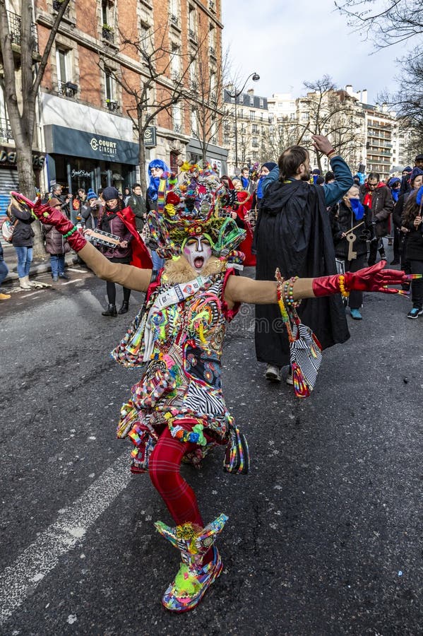 Persona travestita - Carnaval de Parigi 2018 fotografia stock Persona travestita - Carnaval de Parigi 2018 fotografia stock