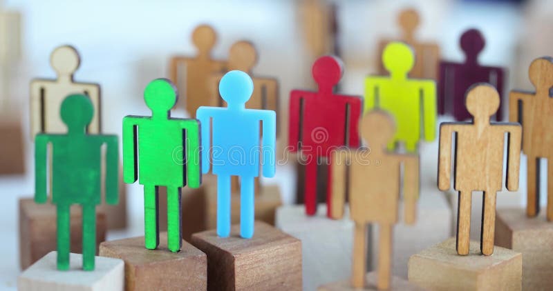 Personaggi colorati in legno su blocchi che simboleggiano la diversità video d archivio