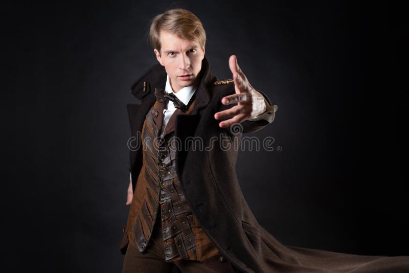 Personaje De La Historia De Steampunk Un Joven Hombre Atractivo Con Un Elegante Abrigo Largo Imagen de - Imagen antigüedad, estilo: 225990311