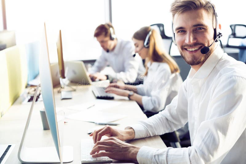 Personal executiv de asistență pentru clienți de sex masculin, fericit, care lucrează în cadrul biroului. stock images
