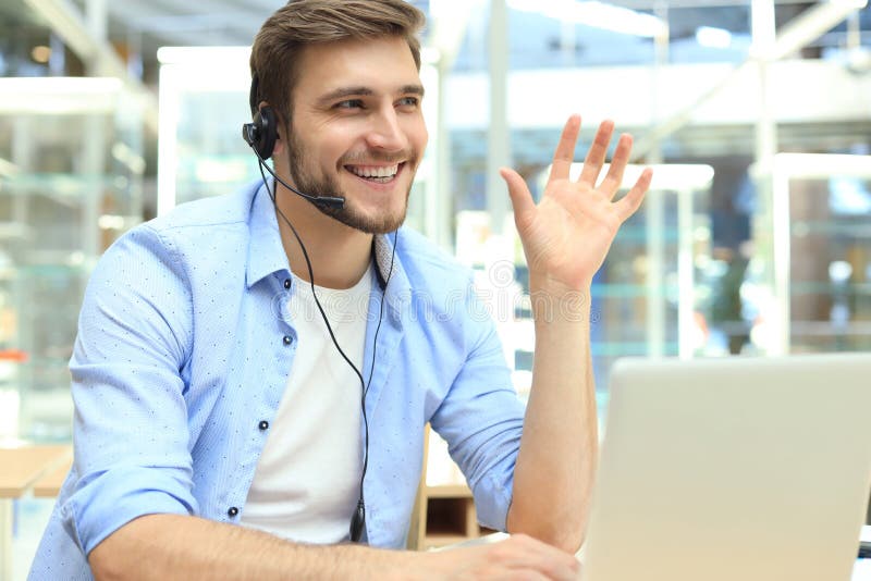 Personal executiv de asistență pentru clienți de sex masculin, fericit, care lucrează în cadrul biroului stock photography