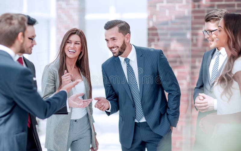 Personale sorridente che discute qualcosa nel corridoio dell'ufficio fotografia stock libera da diritti Personale sorridente che discute qualcosa nel corridoio dell'ufficio fotografia stock libera da diritti