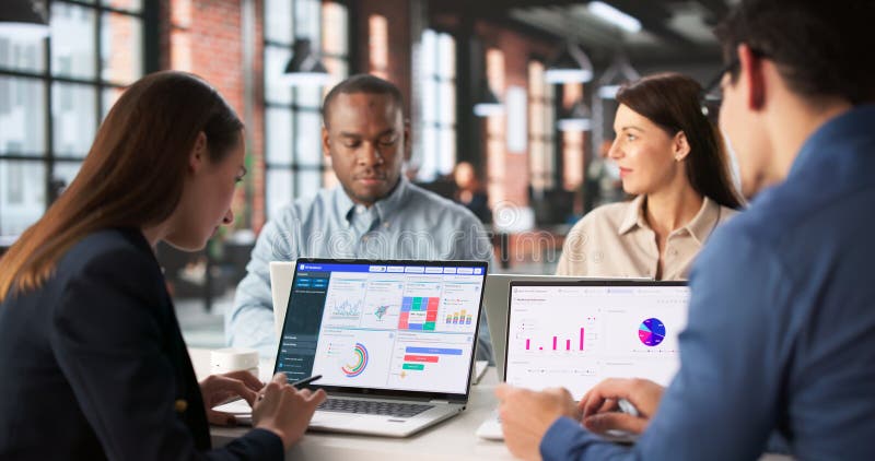 Personalized data analytics dashboard during team meeting analyzing financial reports on lizenzfreie stockfotografie