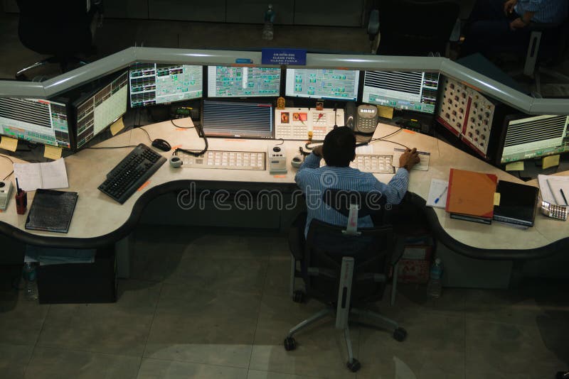 Personalul din camera de control al unei instalații chimice royalty free stock images