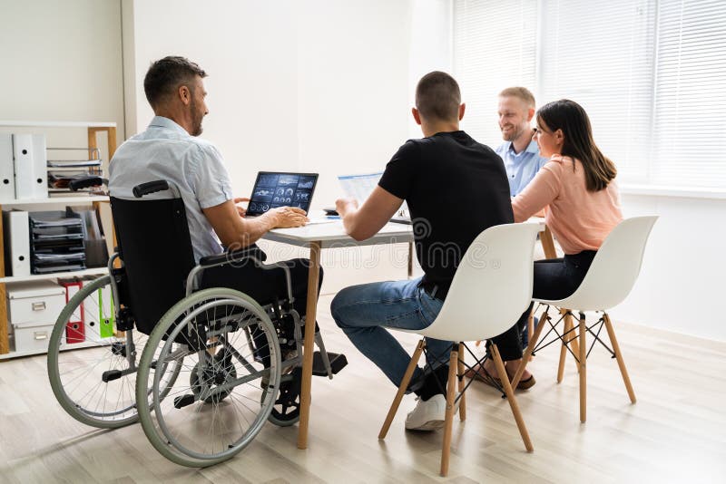 Personas Con Discapacidad En Silla De Ruedas En El Lugar De Trabajo Imagen  de archivo - Imagen de persona, negocios: 212502765