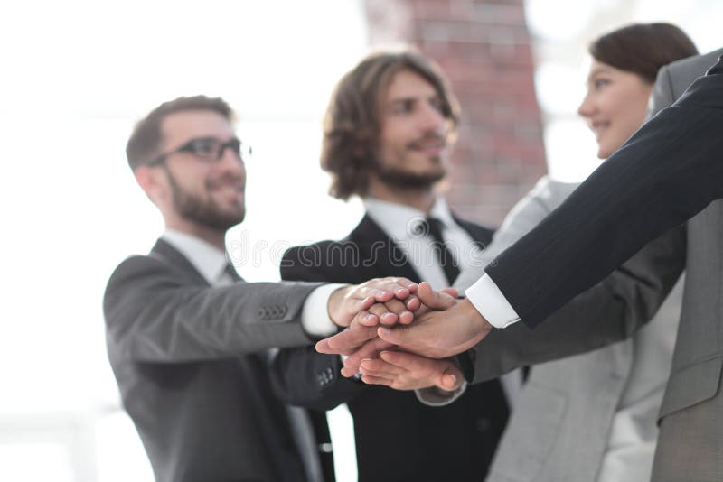 Personas creativas del asunto El concepto de trabajo en equipo foto de archivo Personas creativas del asunto El concepto de trabajo en equipo foto de archivo