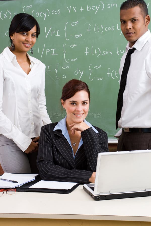 Profesores Confiados Con Los Alumnos Junto En Foto de
