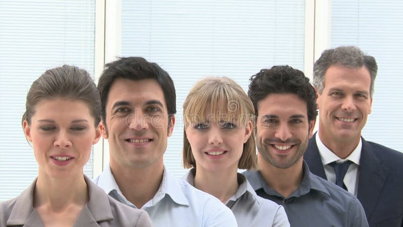 Personas del asunto en una fila metrajes