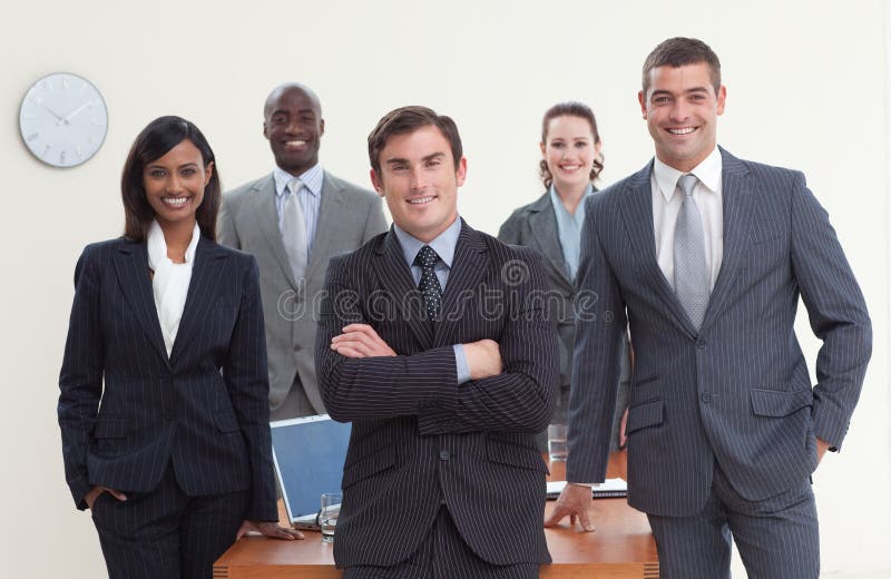 Personas del asunto que se colocan en una reunión fotos de archivo Personas del asunto que se colocan en una reunión fotos de archivo