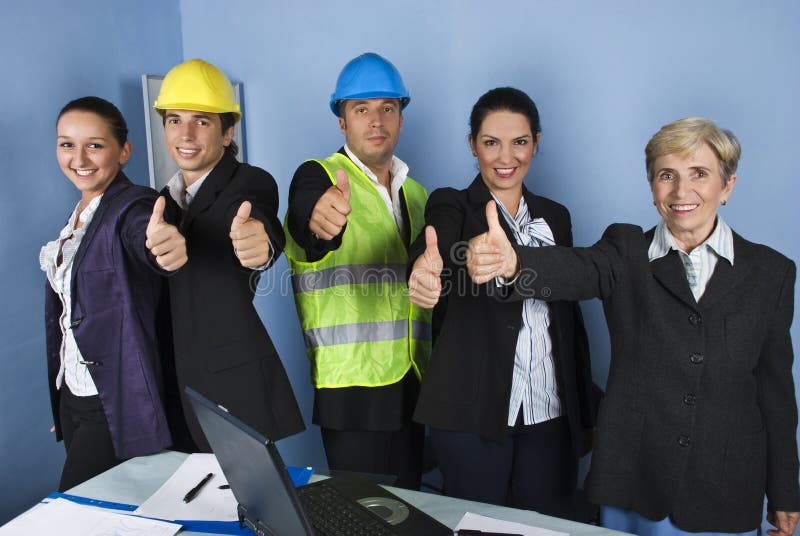 Personas del ingeniero que dan los pulgares para arriba imagenes de archivo Personas del ingeniero que dan los pulgares para arriba imagenes de archivo