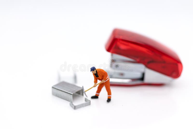 Personas en miniatura : Empleado con grapadora, uso de imágenes para equipos de oficina foto de archivo Personas en miniatura : Empleado con grapadora, uso de imágenes para equipos de oficina foto de archivo