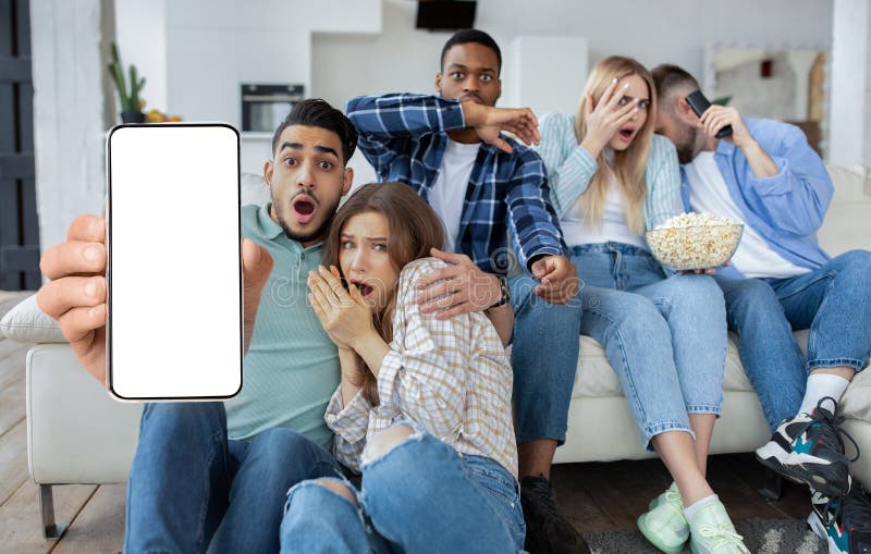 Personas impactadas mostrando el cierre de la pantalla del smartphone blanco vacío fotos de archivo libres de regalías