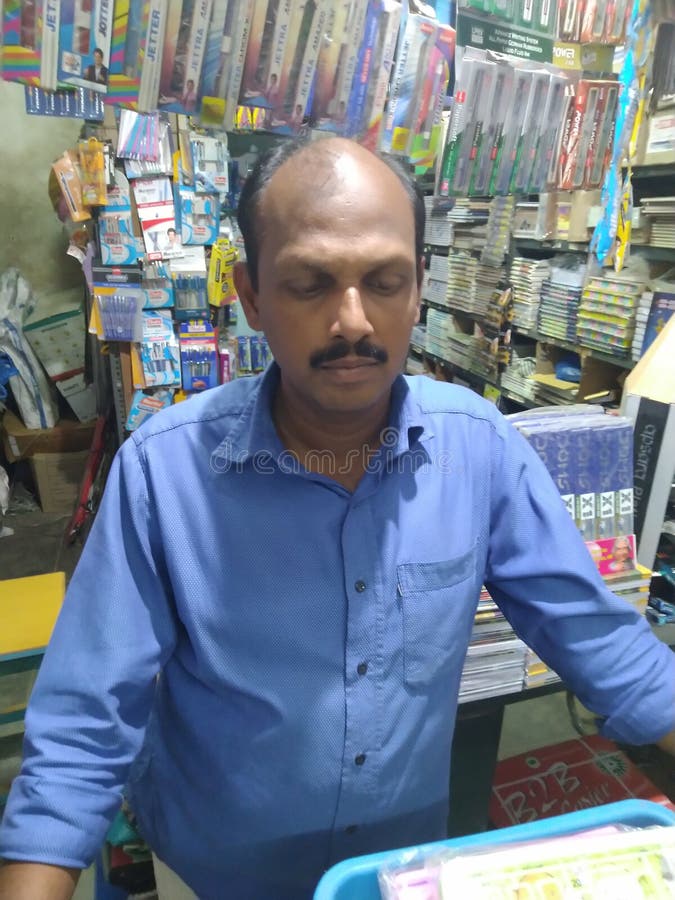 Personas De Las Ventas Que Presentan Con El Pulgar Para 