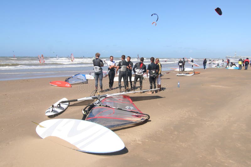 Personas que practica surf y tablas hawaianas imagen de archivo Personas que practica surf y tablas hawaianas imagen de archivo