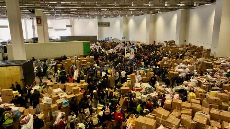 Personas que traen y recogen suministros de socorro luego del gran terremoto en turquía 06022023