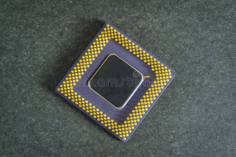 Persondatorprocessor i mörkgrå bakgrund. Huvudprocessor för stationära datorer som stängs av isolerat på mörkgrå bakgrund.