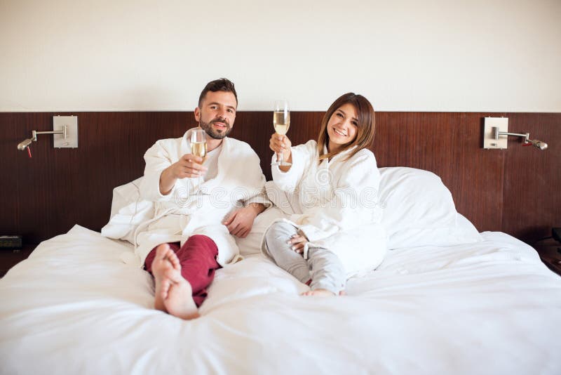 Persone appena sposate che tostano con il champagne fotografia stock libera da diritti Persone appena sposate che tostano con il champagne fotografia stock libera da diritti