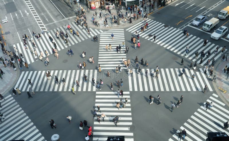 Persone che attraversano il valico di Ginza Tokyo immagine stock libera da diritti Persone che attraversano il valico di Ginza Tokyo immagine stock libera da diritti