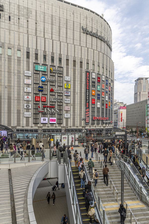 Persone che camminano vicino alla stazione di yodobashi umeda in giappone fotografie stock libere da diritti