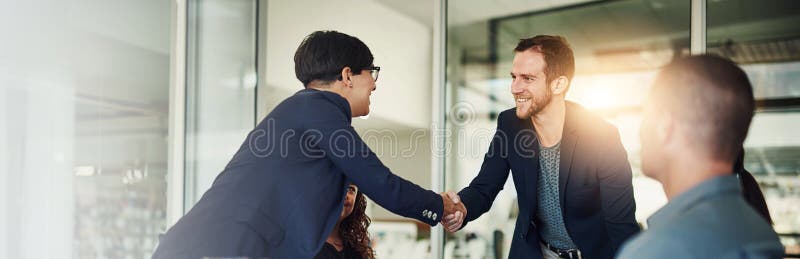 Persone d'affari e stretta di mano in carica con partnership per progetti d'investimento proposta finanziamento successo fotografia stock libera da diritti