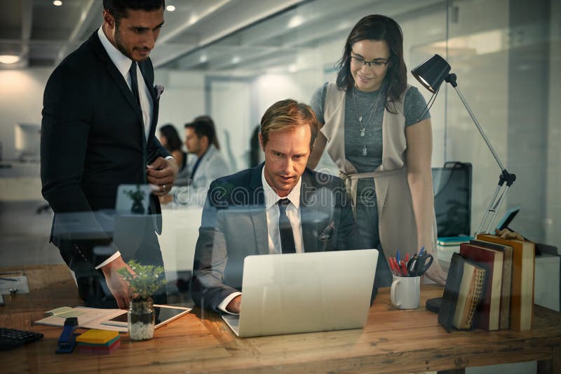 Persone d'affari laptop e mentori con supporto tutoraggio e formazione per consigli in ufficio. aiuto del manager e del dipendente immagine stock