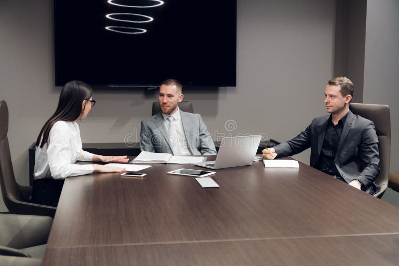 Persone di affari che discutono insieme nell'auditorium nel corso della riunione all'ufficio immagini stock Persone di affari che discutono insieme nell'auditorium nel corso della riunione all'ufficio immagini stock