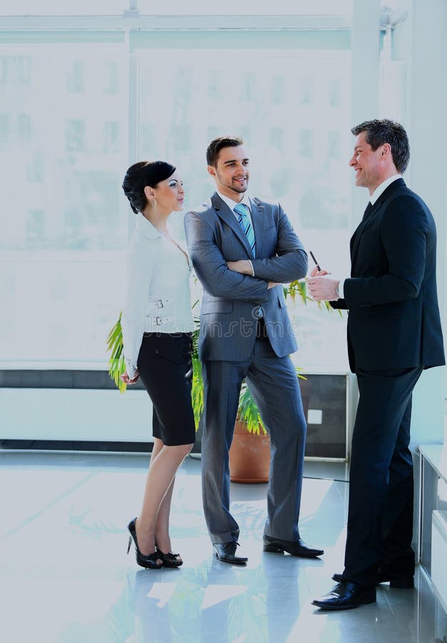 Persone di affari che hanno riunione in ufficio moderno immagini stock libere da diritti Persone di affari che hanno riunione in ufficio moderno immagini stock libere da diritti