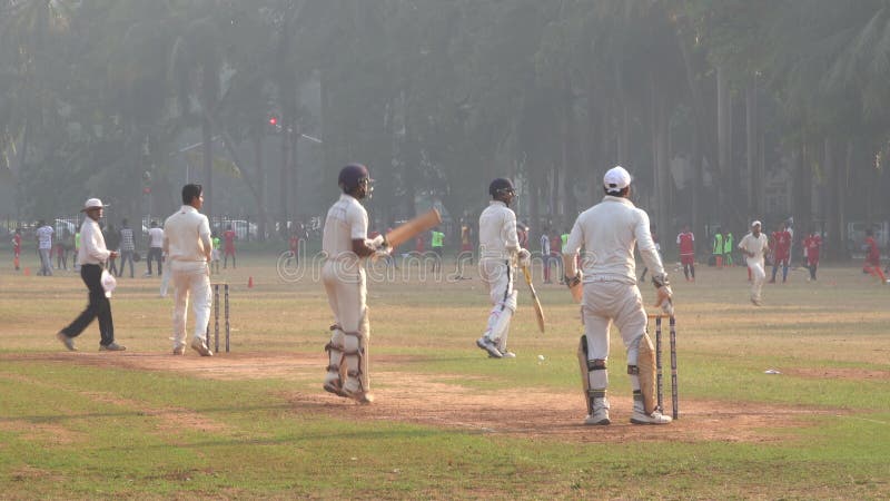 Personen, die Cricket-Match in der Mumbai-India spielen