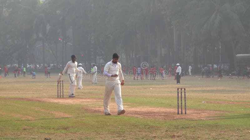 Personen, die Cricket-Match in der Mumbai-India spielen