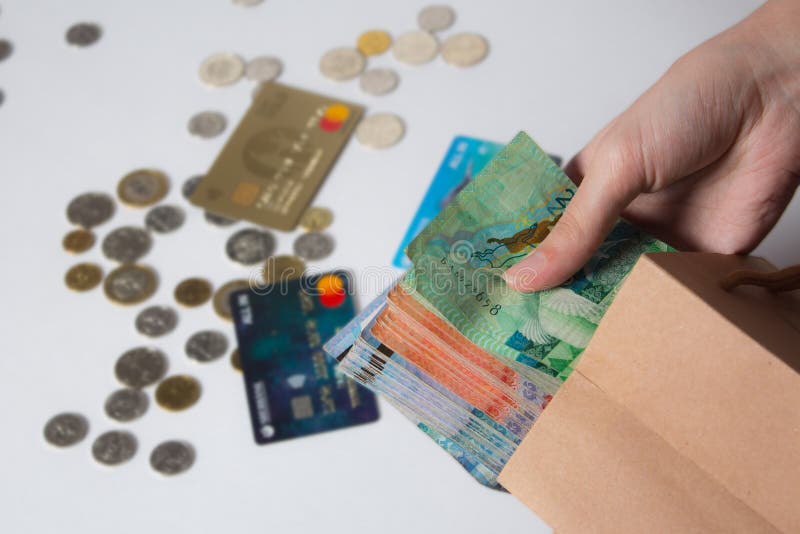 Personen tar pengarna ur väskan Tenge, Kazakstan, sedel Kraftpaket med pappersvaluta Nationell valuta i royaltyfri foto Personen tar pengarna ur väskan Tenge, Kazakstan, sedel Kraftpaket med pappersvaluta Nationell valuta i royaltyfri foto