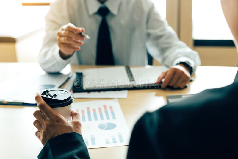 Personengesellschaftsdiskussion und Analysefinanzzusammenfassender Bericht bei Tisch lizenzfreie stockbilder