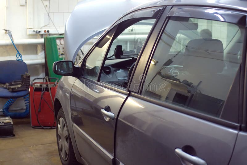 Personenkraftwagen, der Reparaturen in der Tankstelle durchmacht lizenzfreie stockfotos Personenkraftwagen, der Reparaturen in der Tankstelle durchmacht lizenzfreie stockfotos