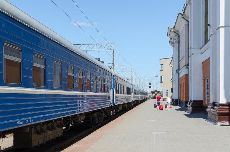 Personenzug auf Station Gomel - Passagier, Weißrussland lizenzfreie stockfotos Personenzug auf Station Gomel - Passagier, Weißrussland lizenzfreie stockfotos