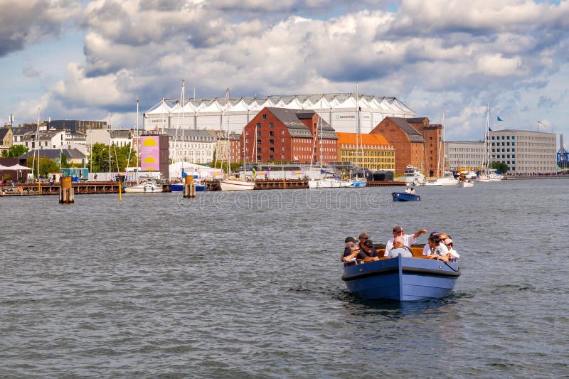 Personer i öppna motorbåtar på Havnelobet-bakgrunden Larsens Plads quayside med historiska byggnader Köpenhamn Danmark fotografering för bildbyråer