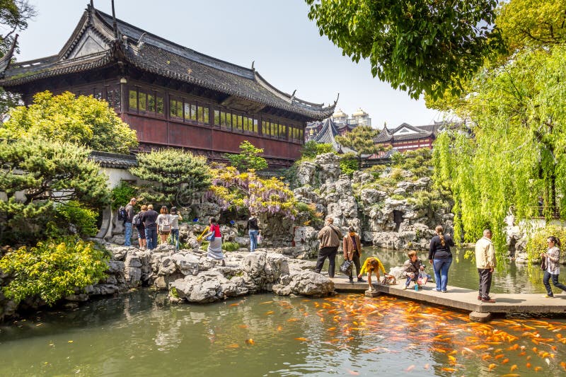 Personer som går i Yuyuan Garden Shanghai China fotografering för bildbyråer