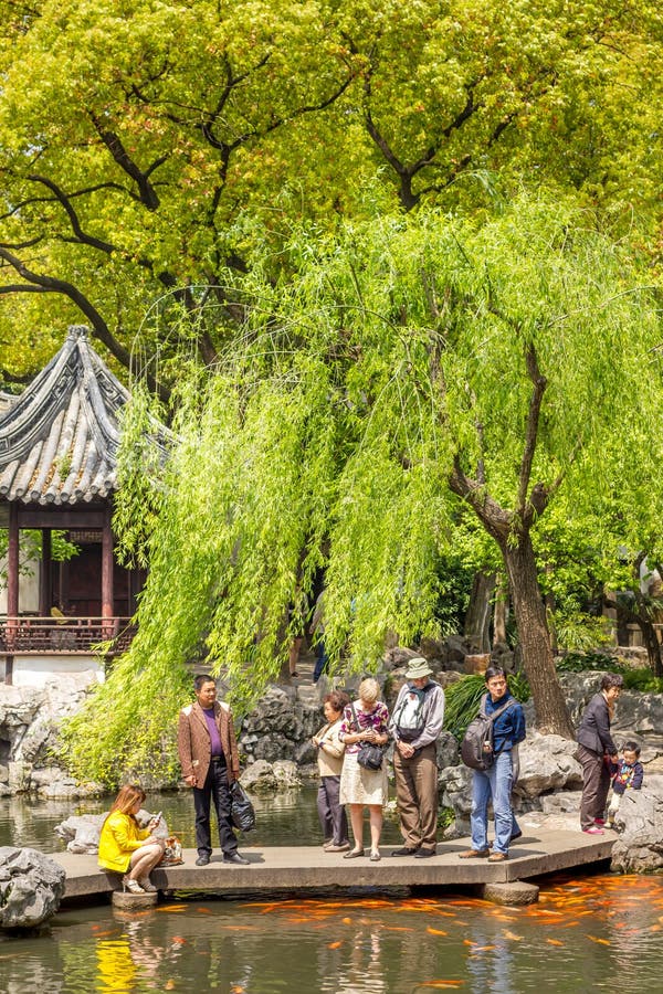 Personer som går i Yuyuan Garden Shanghai China arkivbild