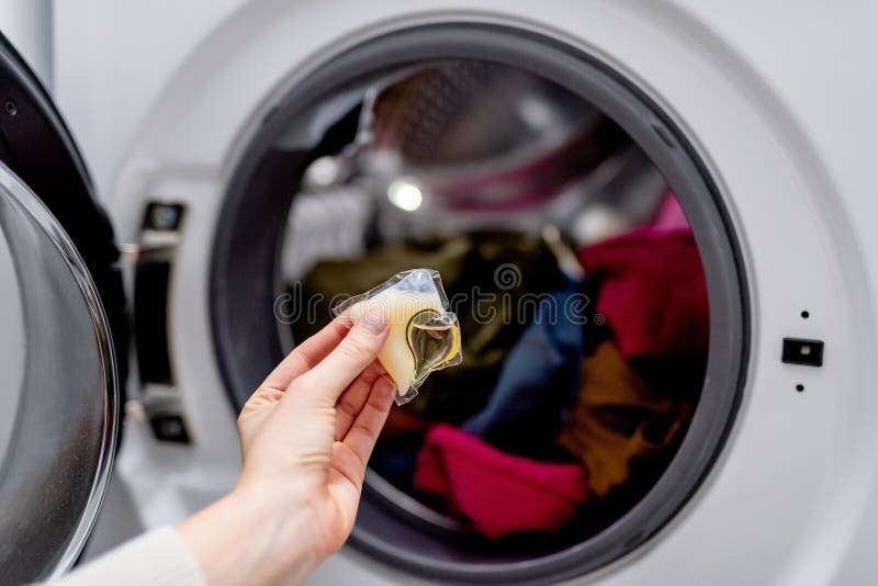 Personne Ajouter Lave-linge Détergent Pod à Lave-linge Pleine Avec  Vêtements Image stock - Image du détergent, modifié: 266341233