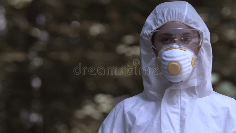 Personne en costume de protection dans une bouteille de squash, sensibilisation à la pollution plastique banque de vidéos