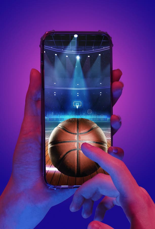 Personne engagée dans l'application de sport de basket-ball sur l'écran d'écoute de smartphone pour interagir avec le terrain de b photographie stock