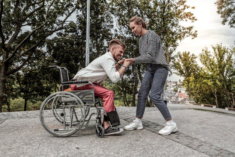 Personne féminine stupéfiante aidant son meilleur ami images stock